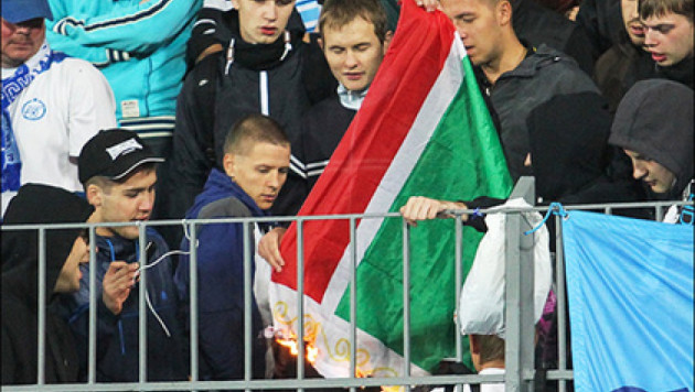 "Зенит" оштрафовали на полмиллиона рублей за сожженный фанатом флаг Чечни