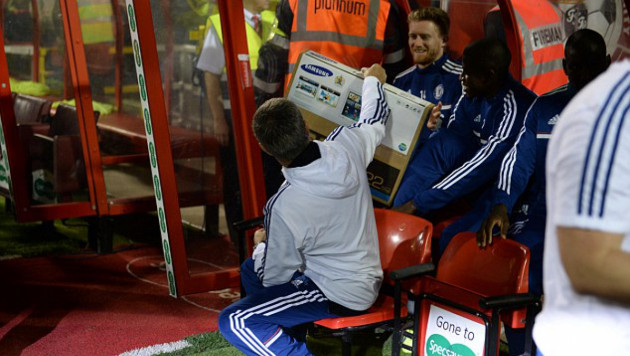 Моуринью подарил запасным игрокам "Челси" телевизор во время матча