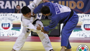 Елдос Жумаканов (в белом) против Дмитрия Шершана. Фото с сайта ijf.com