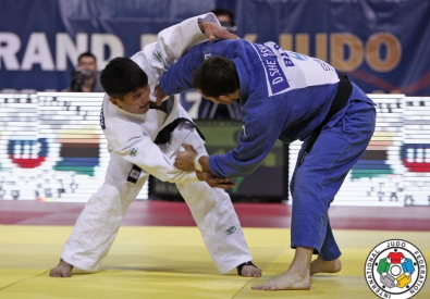 Елдос Жумаканов (в белом) против Дмитрия Шершана. Фото с сайта ijf.com