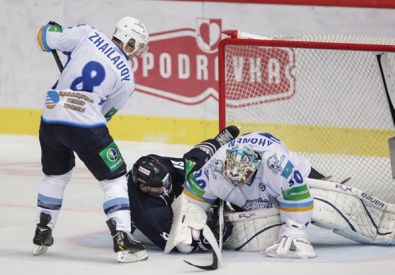 Эпизод матча "Медвешчак" - "Барыс". Фото с сайта medvescak.com