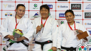 Гульжан Исанова (в центре) на Гран-при в Ташкенте. Фото с сайта ijf.com