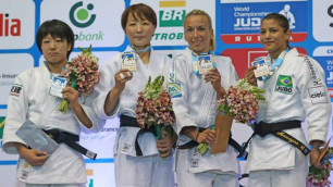 Шарлин ван Сник (третья слева). Фото с сайта judokramatorsk.info.