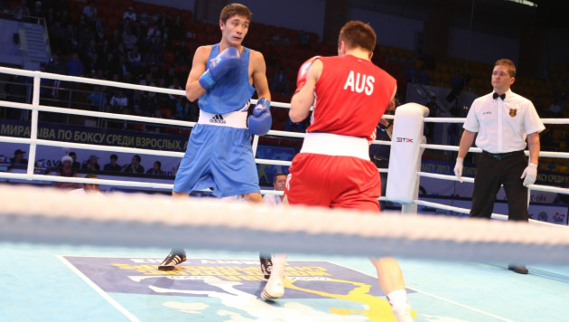 Казахстанец Сулейменов стартовал с победы на ЧМ по боксу в Алматы