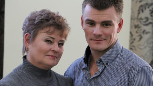 Николай Чеботько с мамой. Фото Vesti.kz©