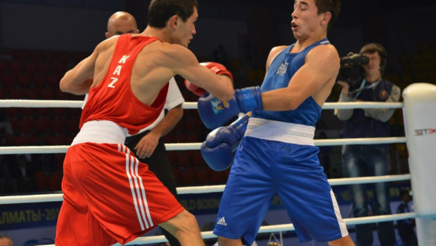 Биржан Жакыпов стал первым четвертьфиналистом чемпионата мира по боксу