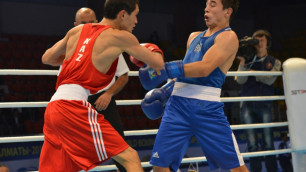 Биржан Жакыпов (в красном). Фото с сайта чемпионата мира по боксу