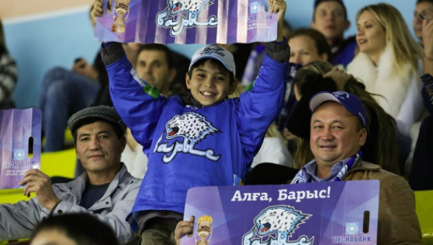 Посещаемость домашних матчей "Барыса" в новом сезоне близка к максимальной