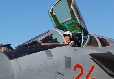 Дмитрий Карпов за штурвалом истребителя. Фото vesti.kz
