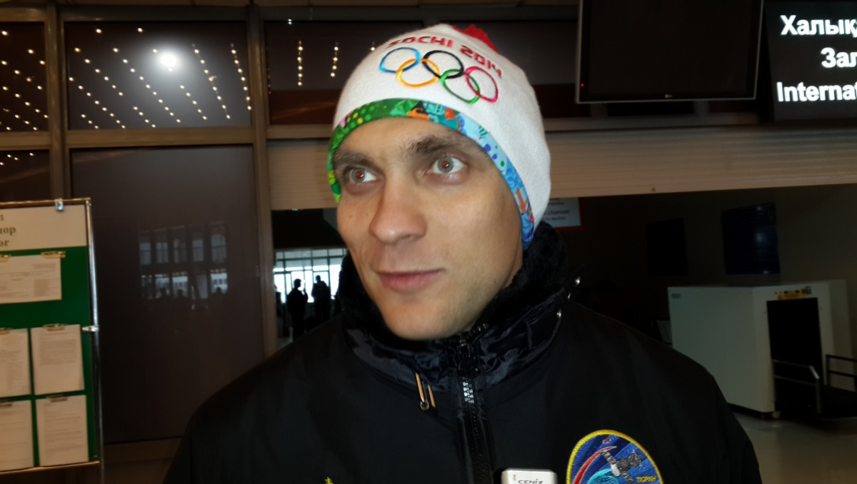 Гонщик Виталий Петров в Казахстане встречал олимпийский огонь из космоса