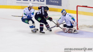 Эпизод матча "Слован"- "Барыс". Фото с сайта Фото с сайта hcslovan.sk