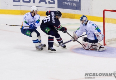 Эпизод матча "Слован"- "Барыс". Фото с сайта Фото с сайта hcslovan.sk