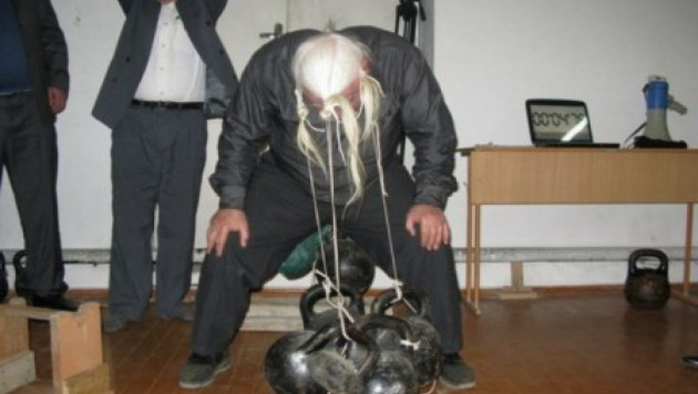 83-летний старик из Дагестана поднял волосами рекордный вес