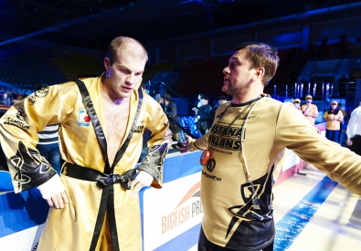 Василий Левит (слева) получает наставления от главного тренера Astana Arlans Сергея Корчинского. Фото с сайта WSB.