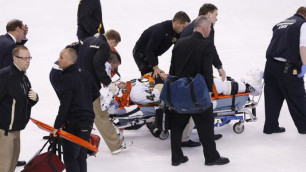 Игрока клуба НХЛ унесли на носилках после драки с соперником