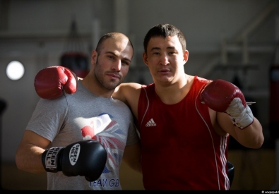 Руслан Мырстаев (справа) и Эхсан Рузбахани. Фото с сайта voxpopuli.kz