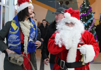 И Дед Мороз со Снегурочкой болеют за "Барыс". Фото Vesti.kz©