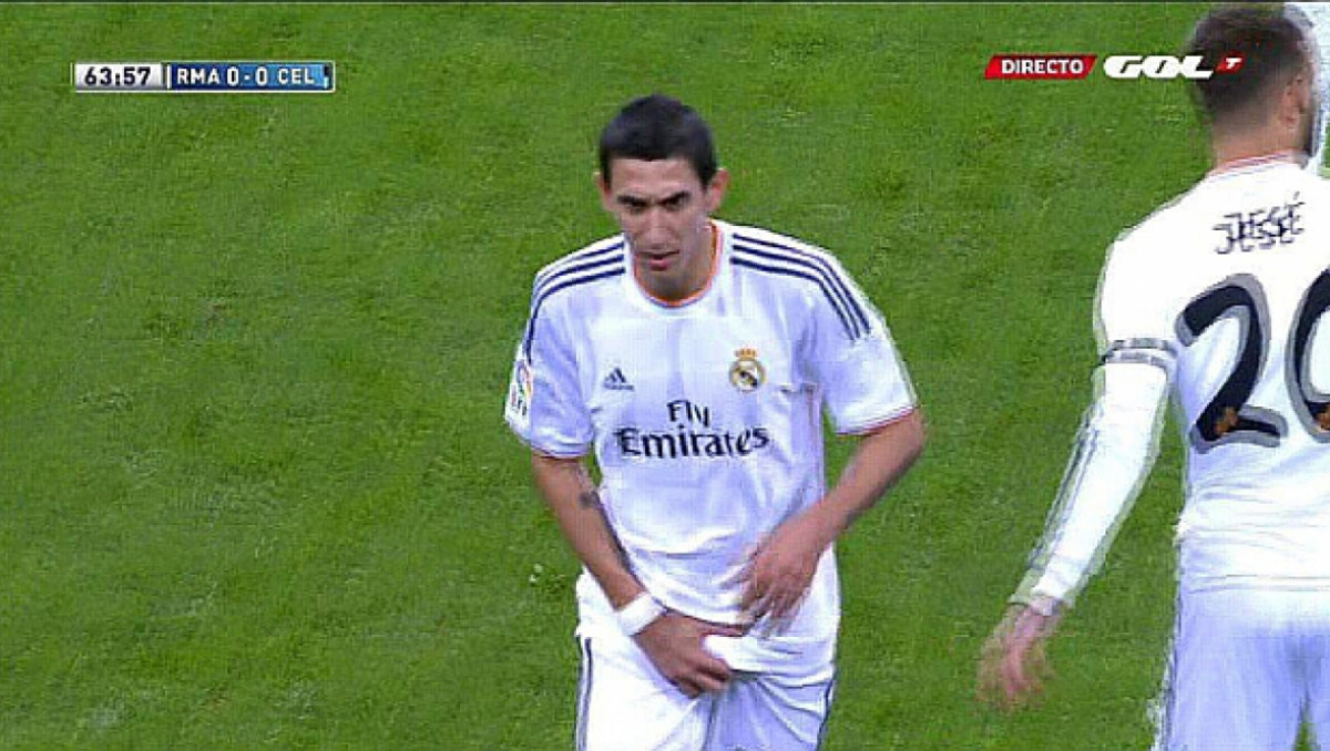 Игрок "Реала" показал неприличный жест мадридским фанатам
