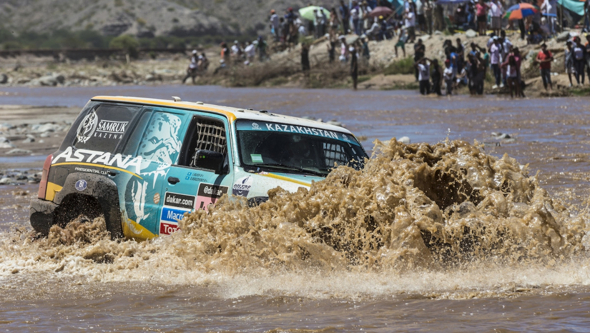 Внедорожник Astana Motorsports приблизился к ТОП-10 "Дакара"