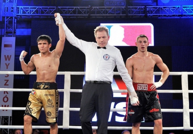 Асхат Уалиханов (слева) после победы в Польше возглавил рейтинг WSB. Фото с сайта Всемирной серии бокса