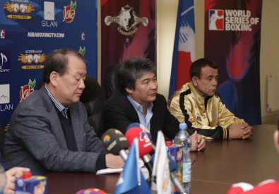 Болат Манкенов (в центре). Фото из группы казахстанского бокса ВКонтакте