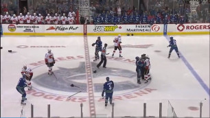 Команды НХЛ устроили массовую драку на первой секунде матча