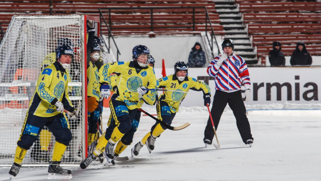 Казахстанцы сыграют с командой США в четвертьфинале ЧМ по бенди