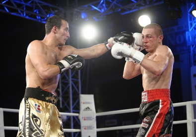 Ерик Альжанов (слева) проведет свой второй бой в WSB. Фото с сайта Всемирной серии бокса
