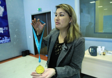 Айгуль Куанышева с медалью-талисманом Мая Хвана. Фото Эдуарда Гавриша
