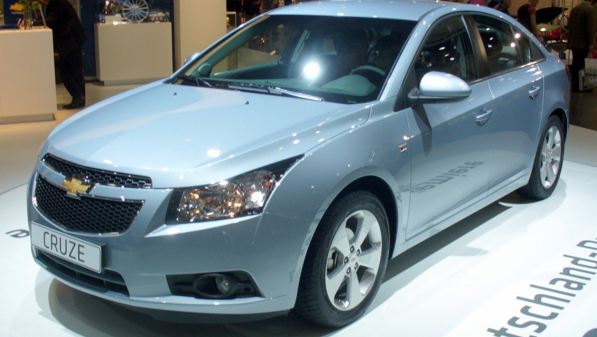 Есимов вручил Тену ключи от Chevrolet Cruze