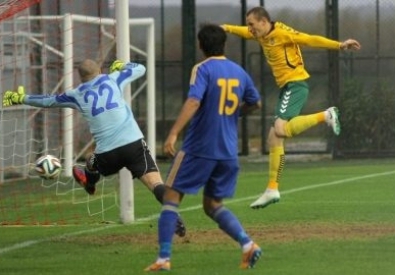 Гедиминас Вичюс забивает сборной Казахстана. Фото с сайта lff.lt
