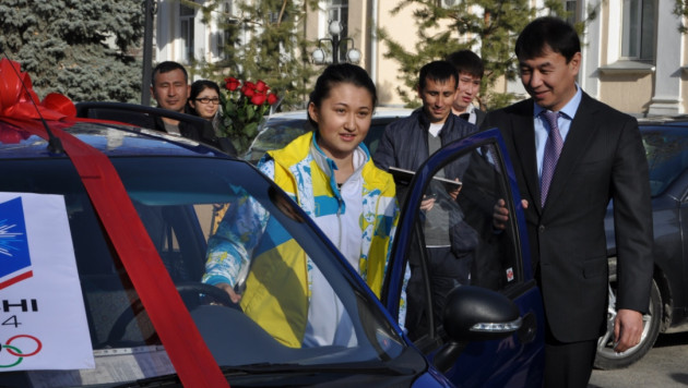 18-летней казахстанской фристайлистке аким Шымкента вручил автомобиль
