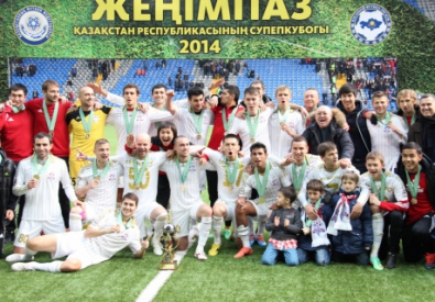 Победители Суперкубка под курьезной аркой. Фото Vesti.kz