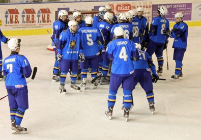 Хоккеисты сборной Казахстана (U-18). Фото с сайта iihf.com