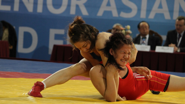 Казахстанки выиграли три "бронзы" на чемпионате Азии по борьбе в Астане
