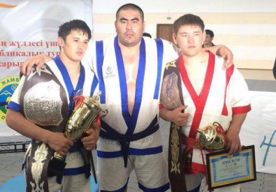Бейбит Ыстыбаев (в центре). Фото из группы турнира  "Қазақстан Барысы" на Facebook
