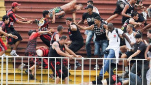 В Бразилии футбольный фанат погиб от удара унитазом