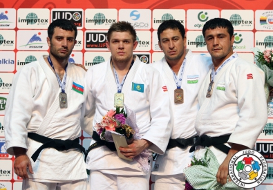 Максим Раков на церемонии награждения турнира в Баку. Фото с сайта ijf.com