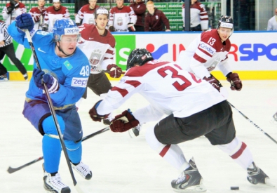 Игровой момент матча Казахстан - Латвия. Фото с сайта icehockey.kz