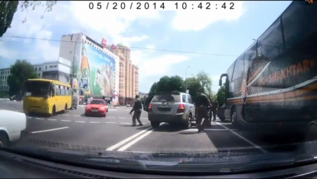 В Донецке вооруженные люди напали на клубный автобус "Шахтера"