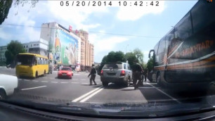 В Донецке вооруженные люди напали на клубный автобус "Шахтера"
