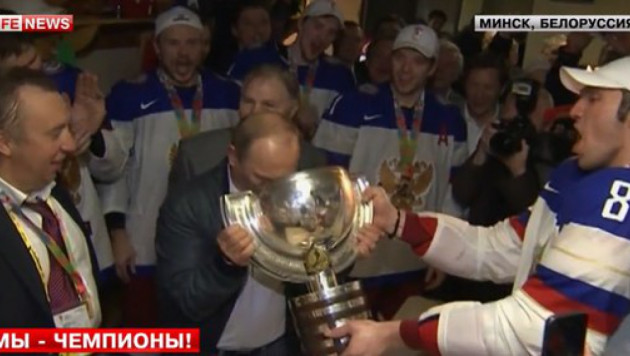 Овечкин "напоил" Путина из чемпионского кубка