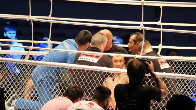Казахстанский боец получил сотрясение мозга после нокаута на турнире М-1 Challenge в Астане