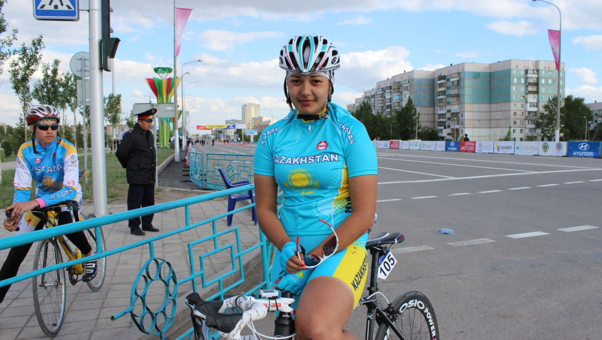 Казахстанская велогонщица проехала 100 километров на ЧА со сломанной рукой 