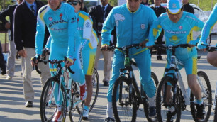 Сапиев открыл трассу элитной гонки чемпионата Азии на велосипеде Винокурова
