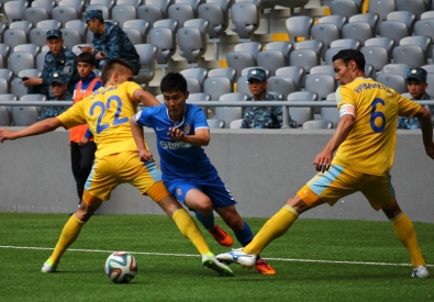 Бауыржан Исламхан (в синем). Фото с сайта ФК "Кайрат"
