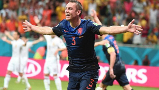 Голландия забила пять мячей в ворота сборной Испании