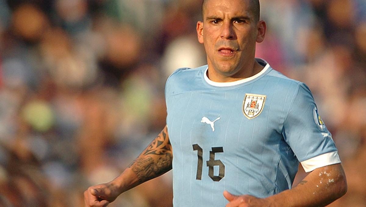 Уругваец Макси Перейра стал первым удаленным футболистом ЧМ-2014 по футболу