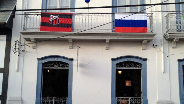 Жители бразильского города украсили дома российскими флагами