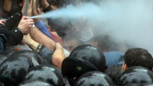 Полиция разогнала алжирских болельщиков при помощи слезоточивого газа 